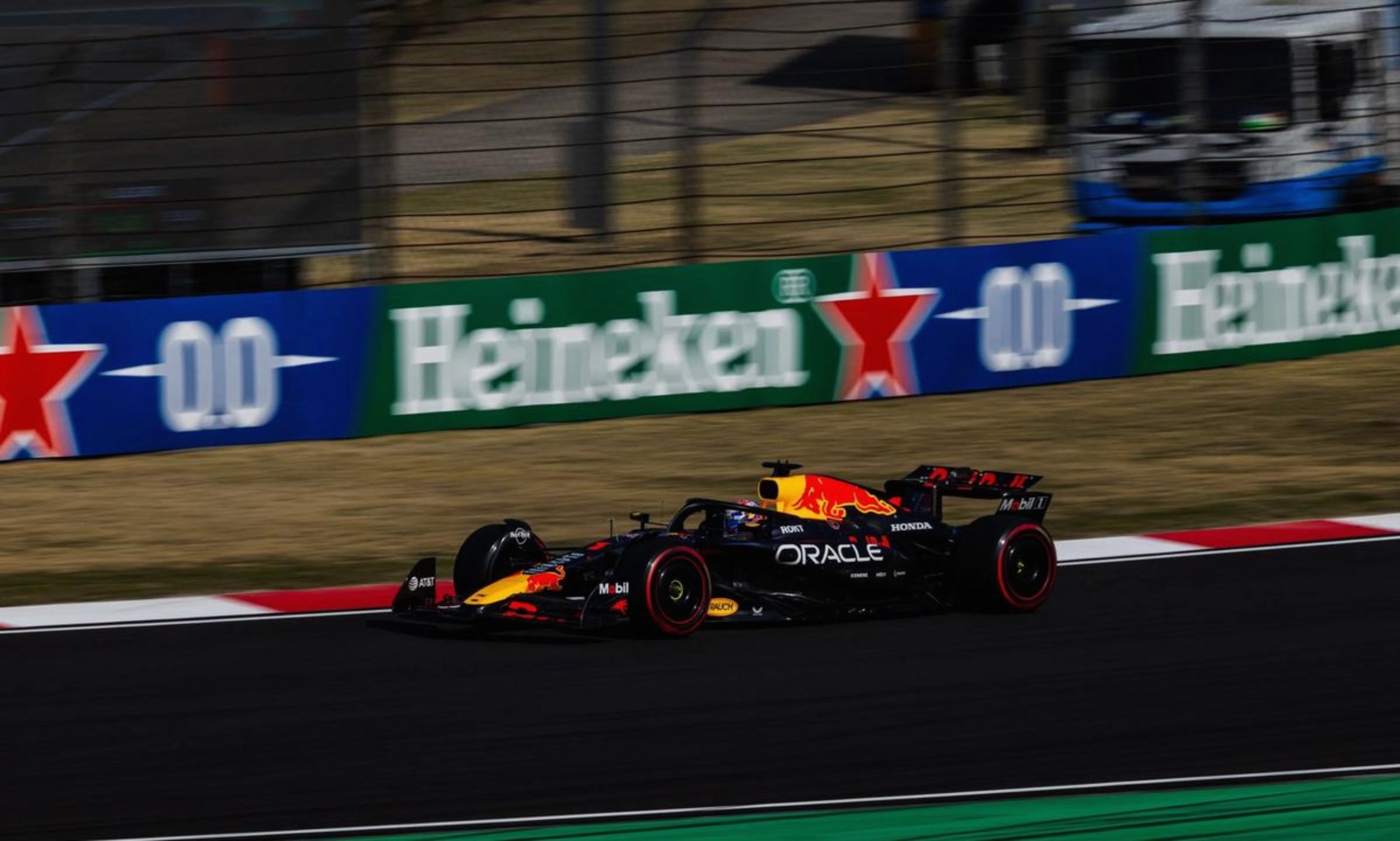 红牛车队翻盘雷诺车队，皮亚斯特里惊艳四座的简单介绍