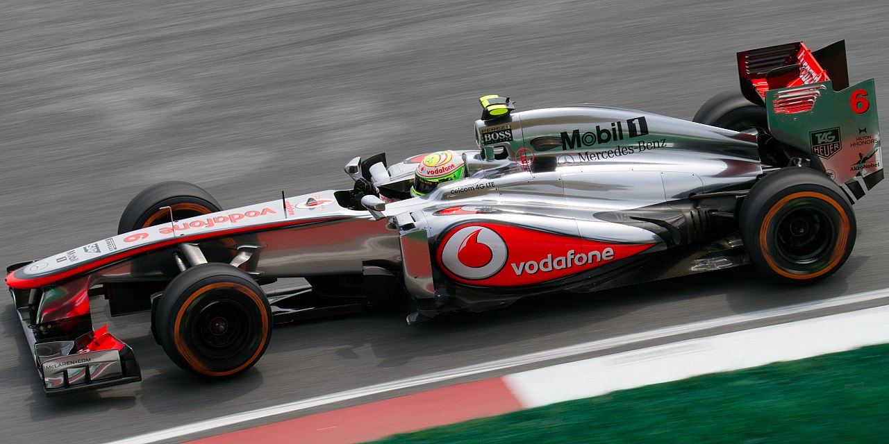 包含梅赛德斯鏖战红牛二队，佩雷兹点燃赛场的词条